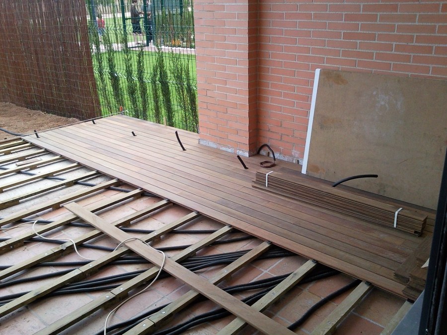 TARIMA EXTERIOR IPE CON FOCOS LED EMPOTRADOS