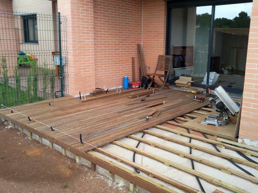 TARIMA EXTERIOR IPE CON FOCOS LED EMPOTRADOS