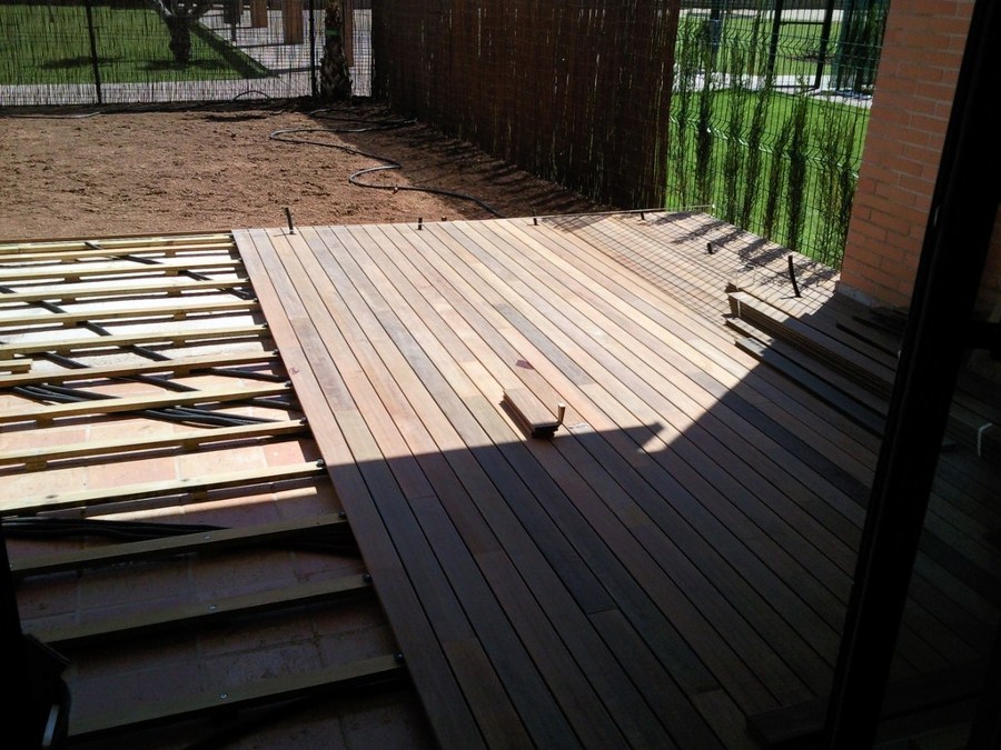 TARIMA EXTERIOR IPE CON FOCOS LED EMPOTRADOS