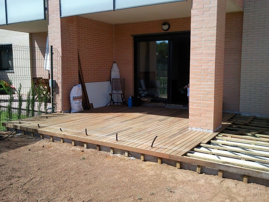 TARIMA EXTERIOR IPE CON FOCOS LED EMPOTRADOS