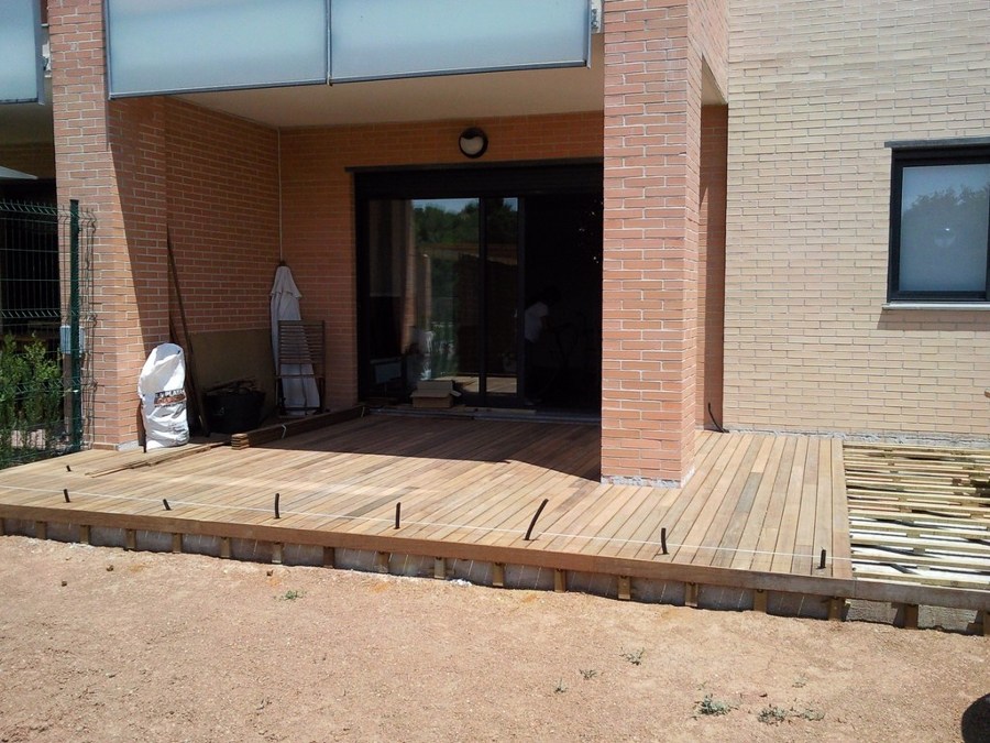 TARIMA EXTERIOR IPE CON FOCOS LED EMPOTRADOS