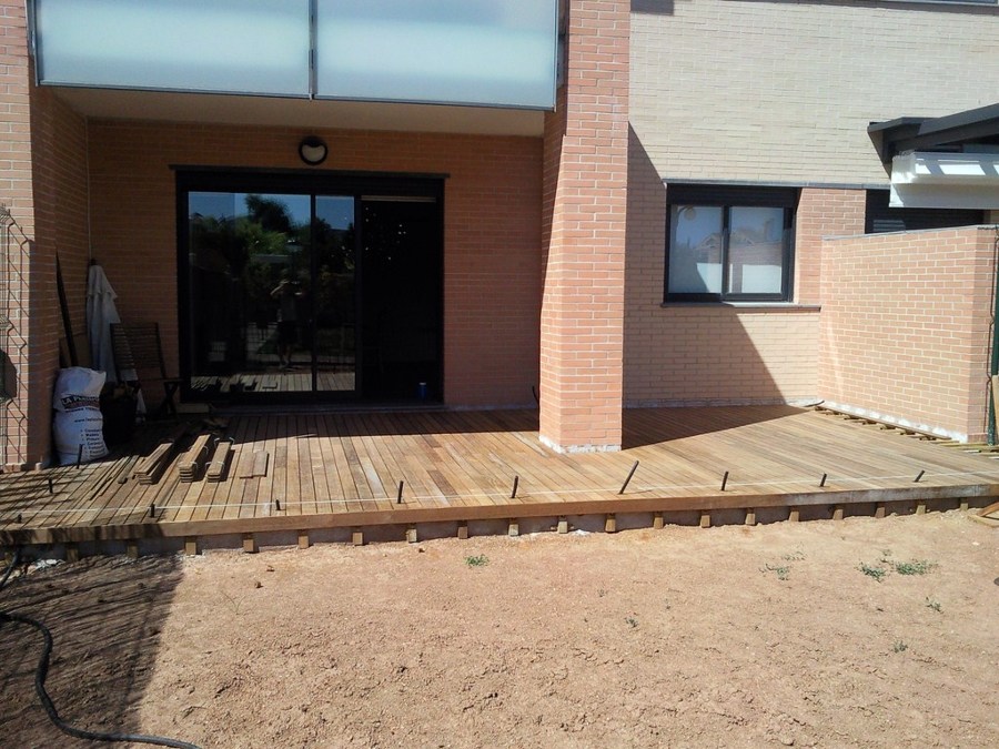 TARIMA EXTERIOR IPE CON FOCOS LED EMPOTRADOS