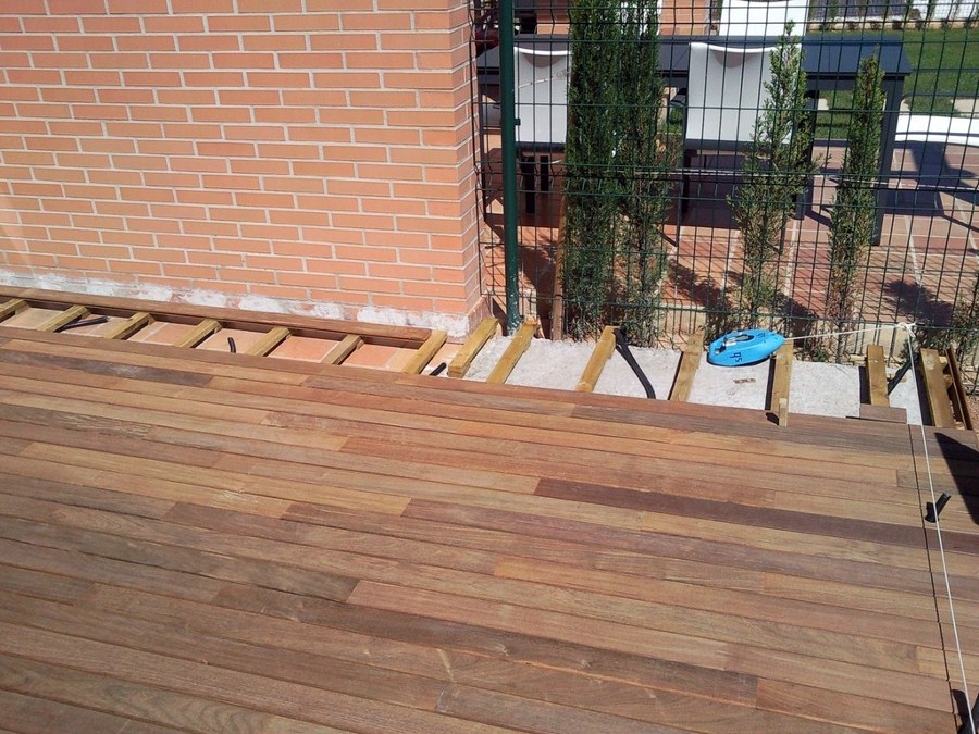 TARIMA EXTERIOR IPE CON FOCOS LED EMPOTRADOS