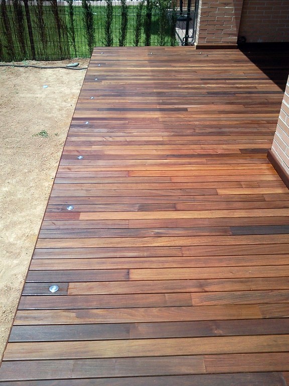 TARIMA EXTERIOR IPE CON FOCOS LED EMPOTRADOS