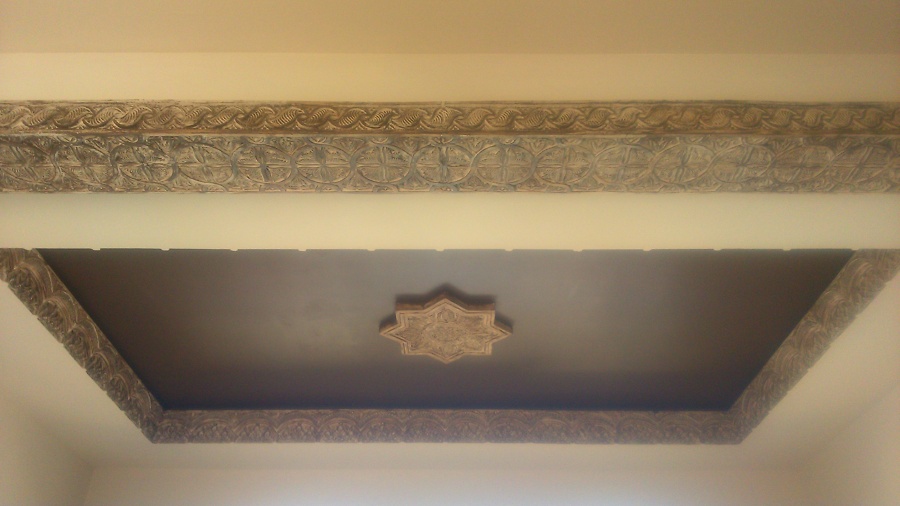 Techo arabe con luz indirecta.