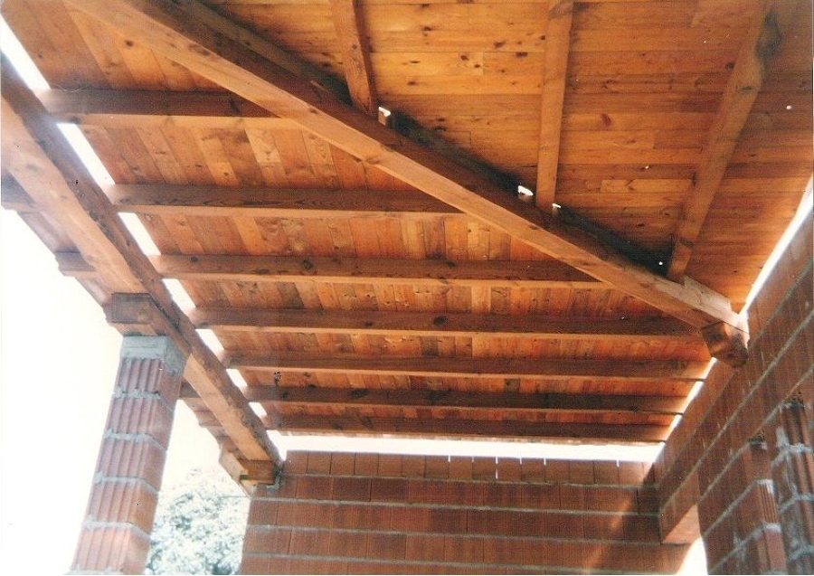 Techo de madera en porche 