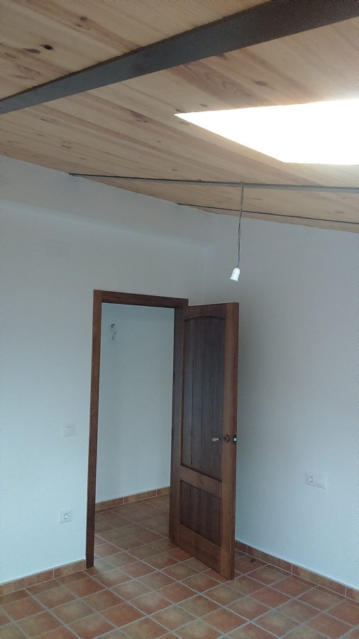TECHO DE MADERA Y PUERTA MACIZA DE MADERA