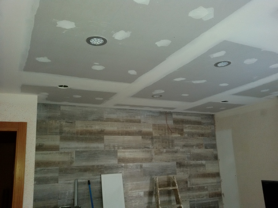 Techo de pladur con la instalación de leds.