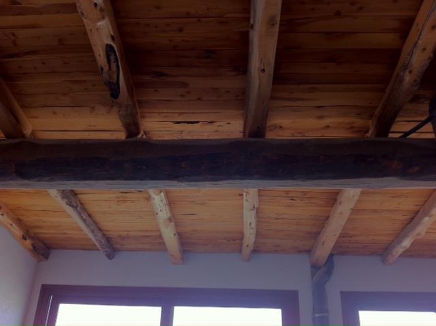 Techo de salón hecho con viga central de pino y savina con tejel también de savina