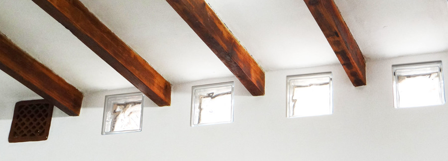 Techo de vigas vistas, y cubos de cristal para permitir entrada luz natural.