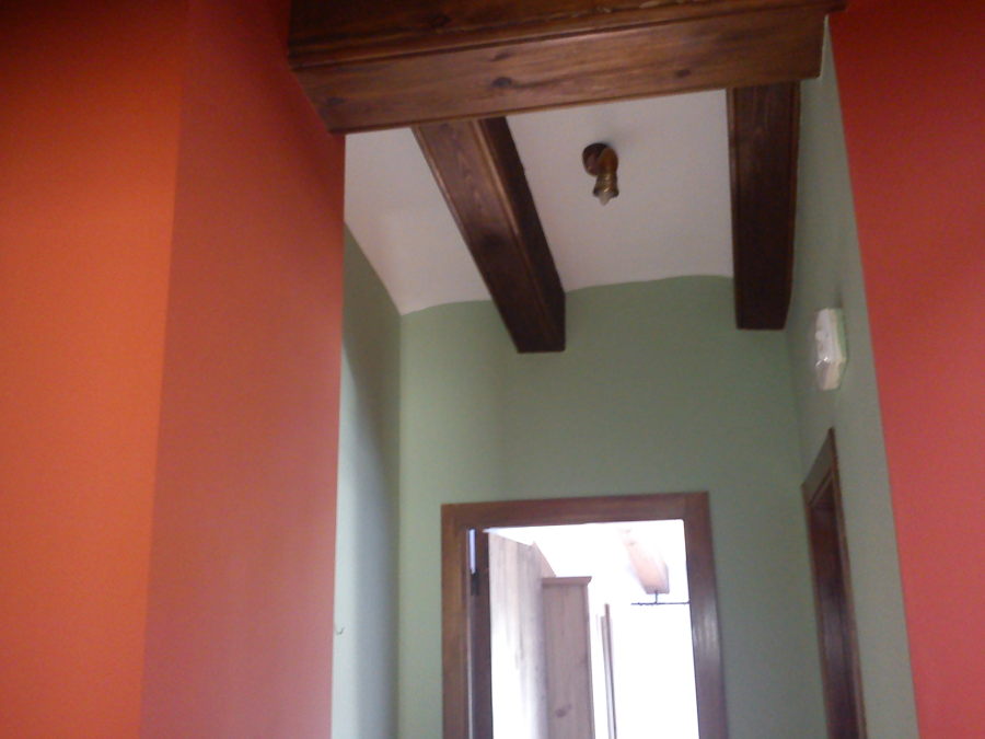 techo en blanco i vigas con tratamiento lasur