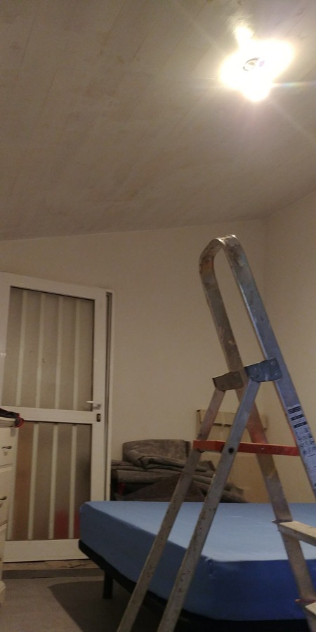 TECHO EN MADERA PINTADA CON BERNIZ BLANCA