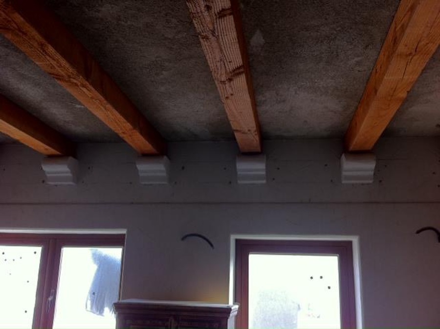 Techo habitación principal con madera de pino y decoraciones soporte de vigas hechas con hormigon