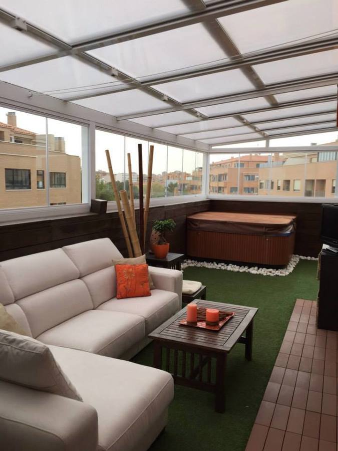 Techo móvil y cortina de cristal