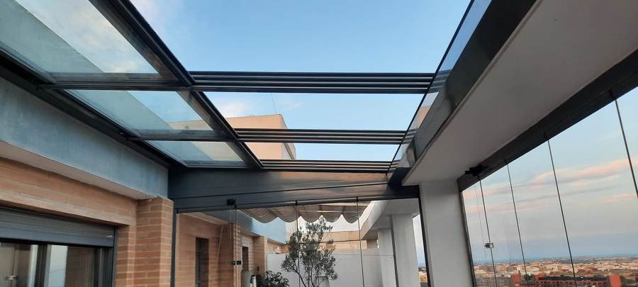 techo móvil y cortinas de cristal