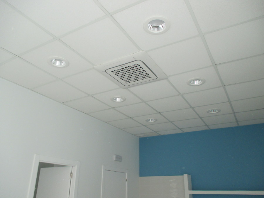 Techos Armstrong e iluminación LED en todo el local