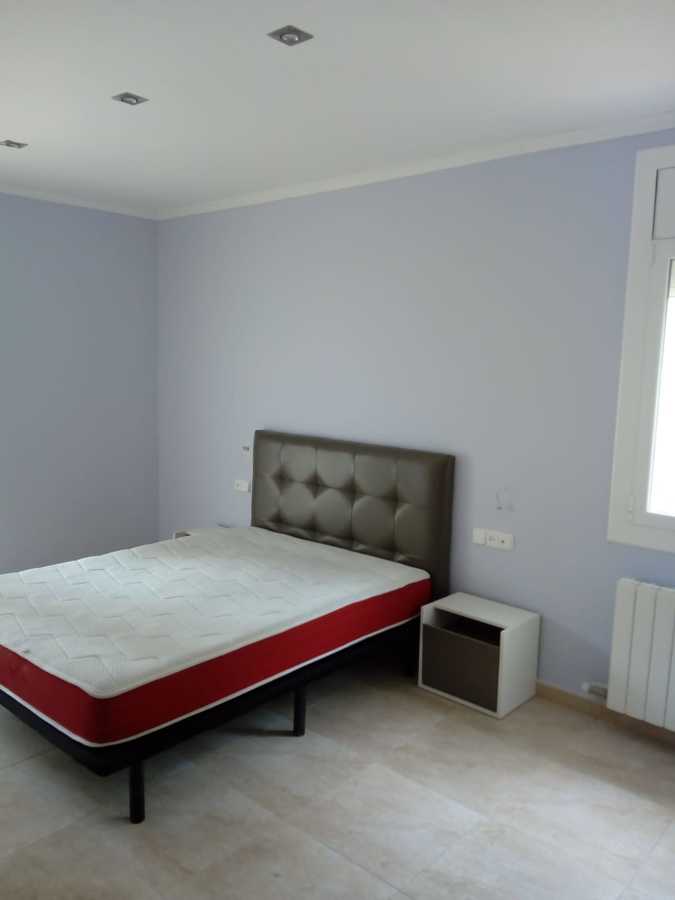 Techos blancos, rehabilitación humedades y azul ceniza en paredes