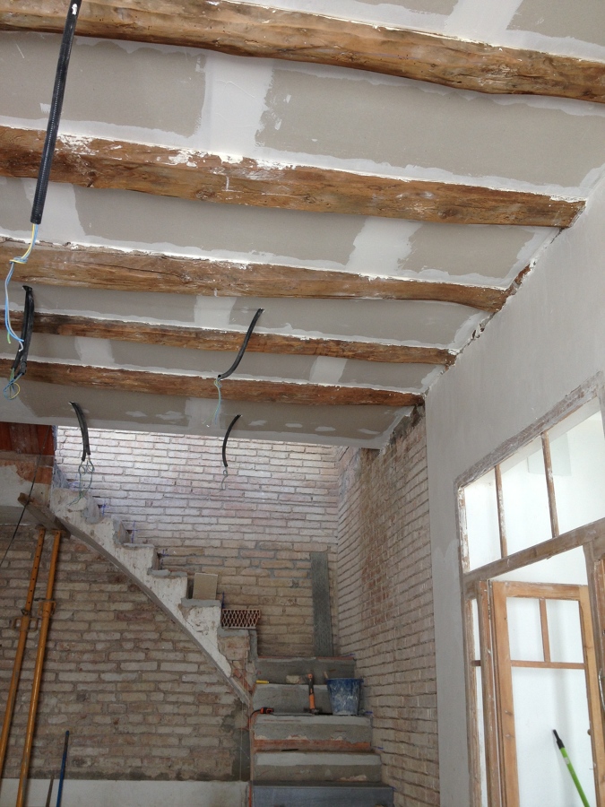 Techos decorativos con vigas de madera.