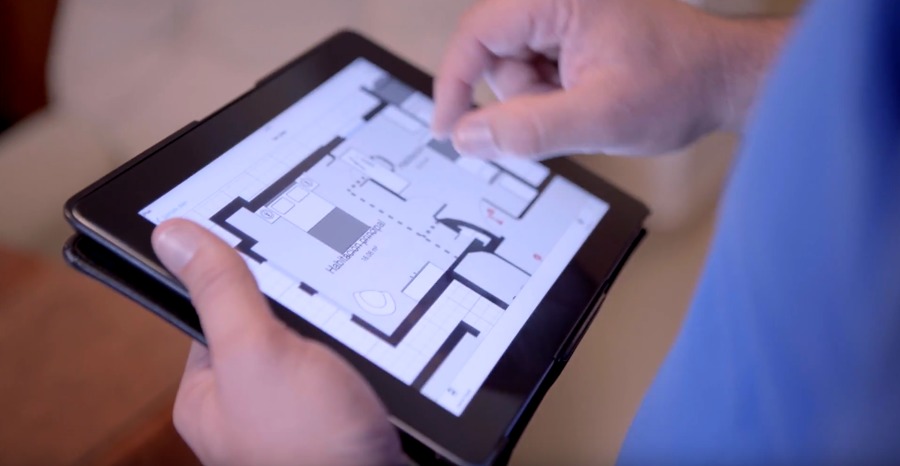 Técnico de Murprotec con un plano de la casa de la clienta