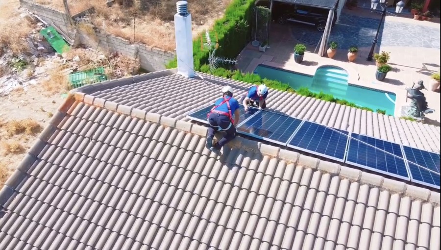 Técnicos anclando los paneles.