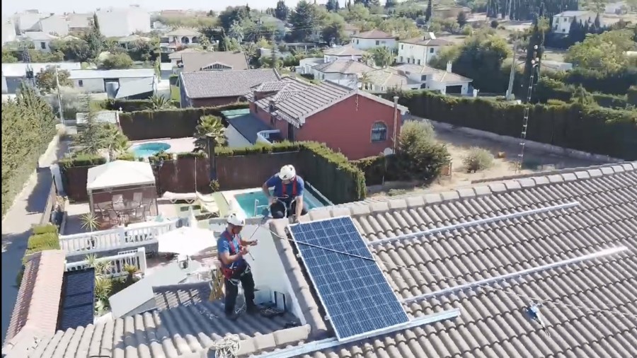 Técnicos instalando.