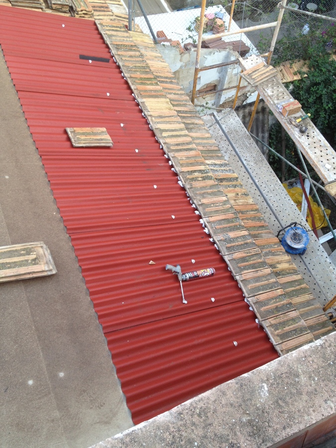 Teja plana sobre onduline