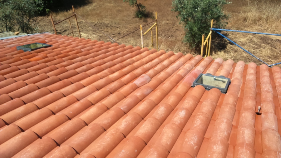 TEJADO CON DOS VENTANAS DE TECHO