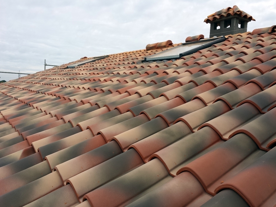 Tejado con teja envejecida