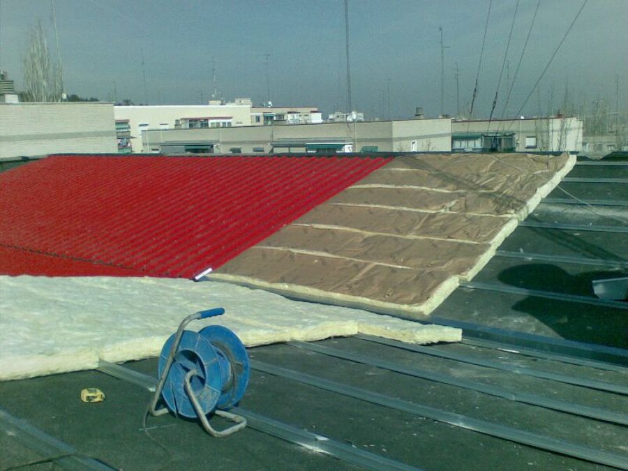 tejado de chapa sobre un superficie de tela asfaltica