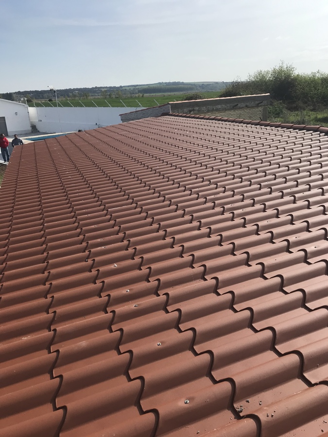 Tejado en panel sandwich imitación teja.