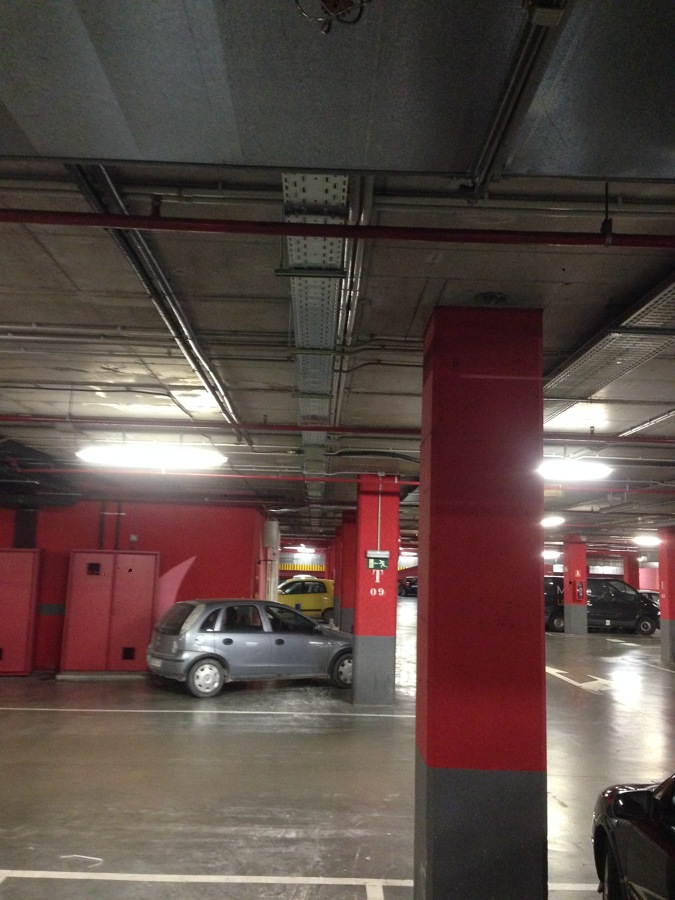 Tendido de acometida por bandeja metálica en Centro comercial Rivas Futura