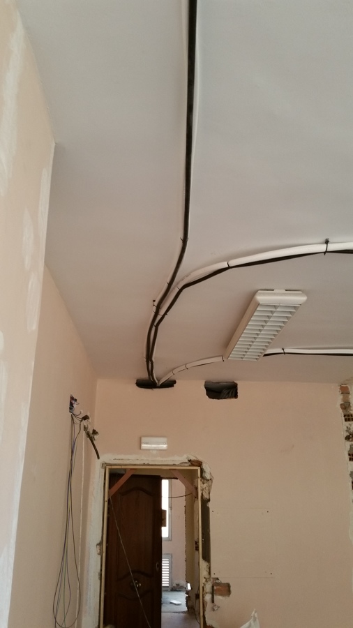 Tendido de líneas frigoríficas y de intercomunicación eléctrica