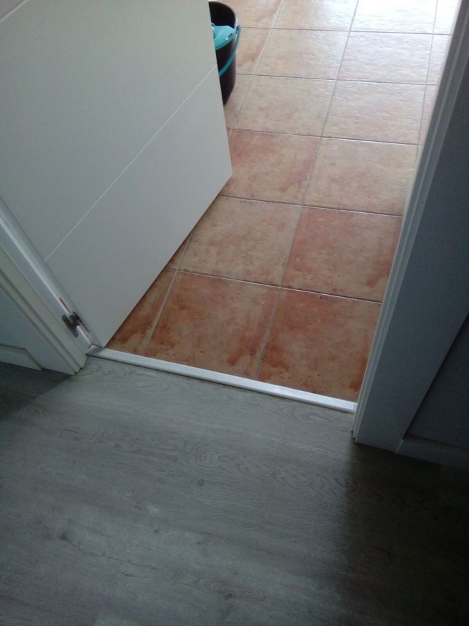 termiacion de suelo laminado con corte en la cocina