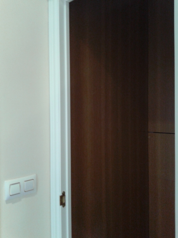 terminacion de puerta ajustada a pared