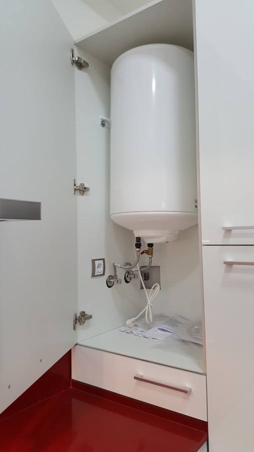 Termo oculto en mueble de cocina