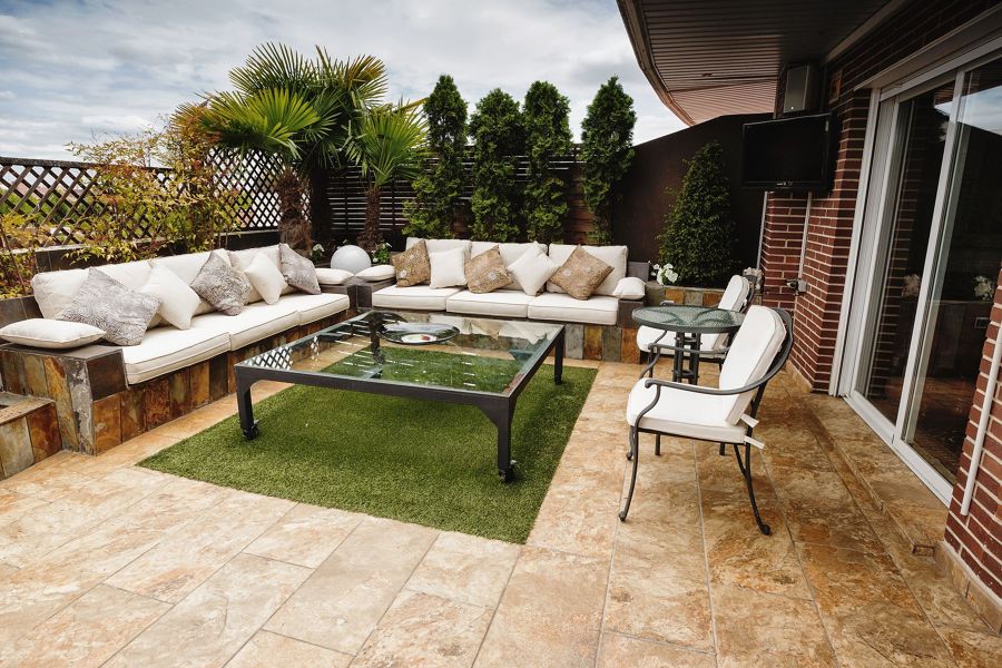 Terraza con césped artificial