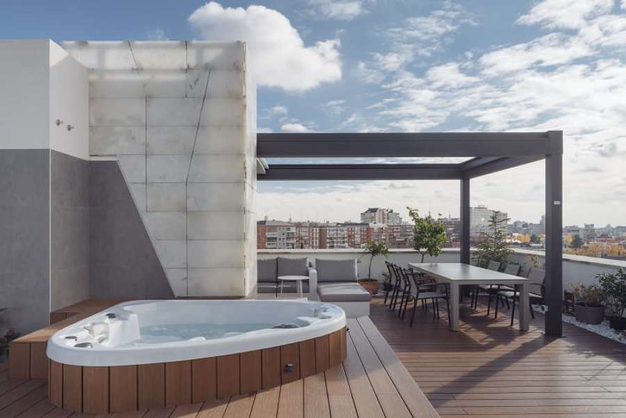 terraza con cubierta