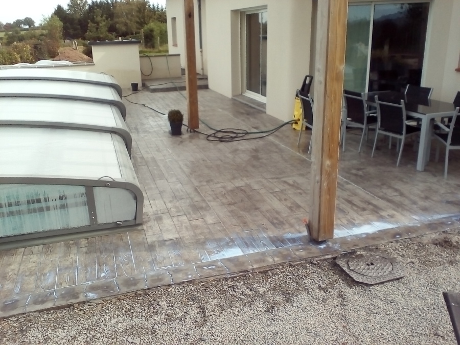 Terraza con madera impresa y cenefa piedra 3
