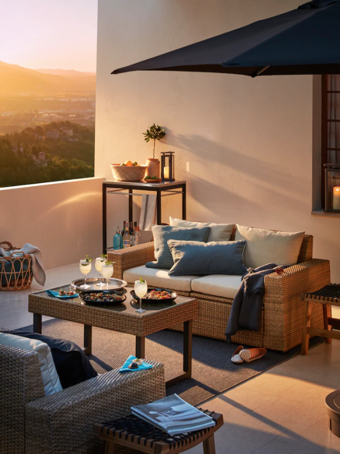 Terraza con muebles y textiles de IKEA