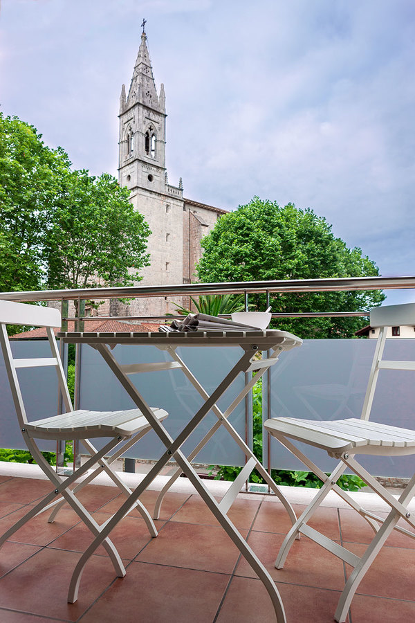 Terraza con vistas a la iglesia