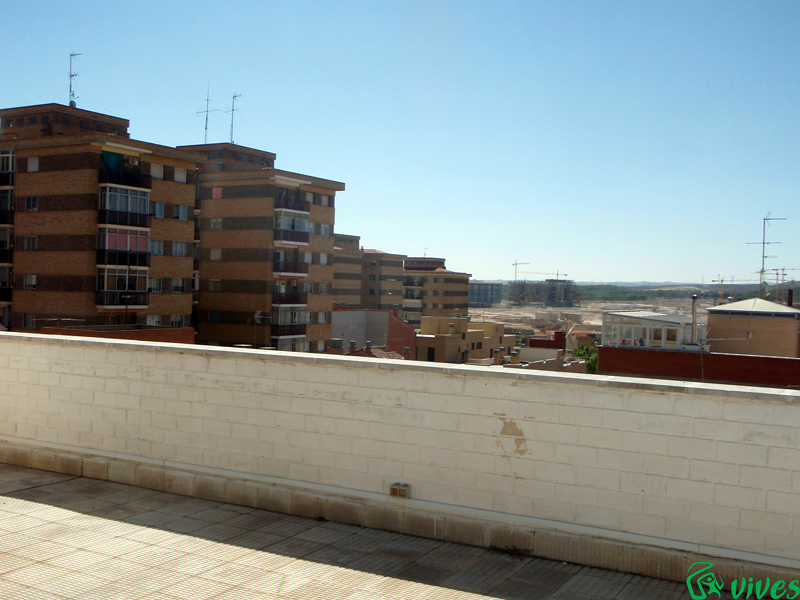 Terraza con vistas a puerto Venecia en Zaragoza