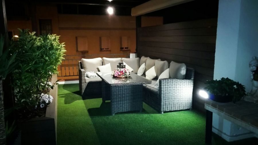 Terraza de noche con su iluminación