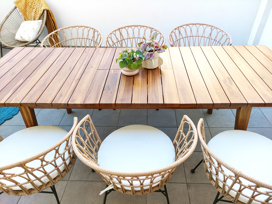 Terraza decorada con piezas en acabados naturales como maderas y fibras naturales.