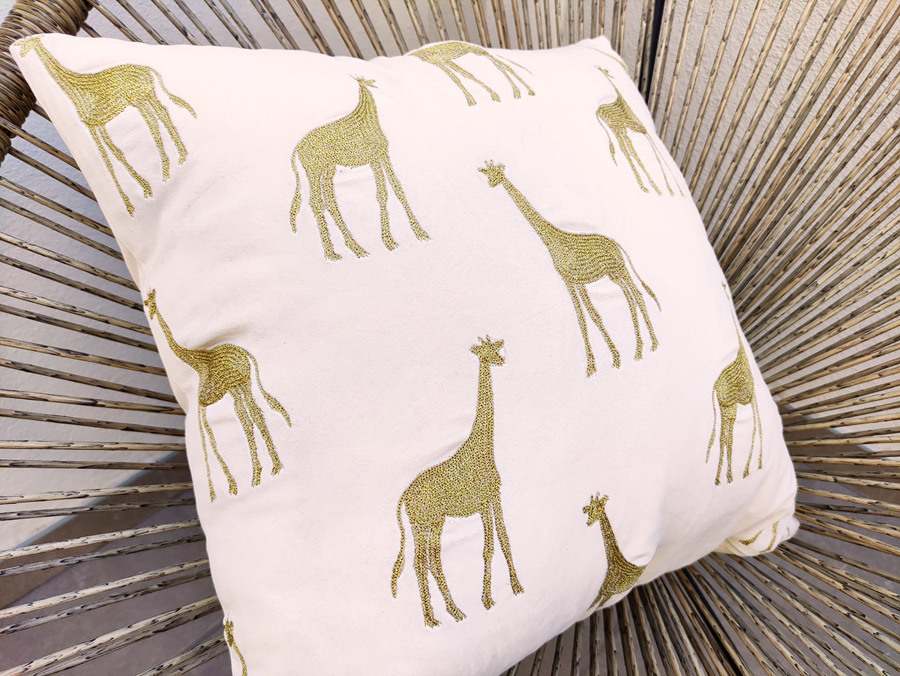 Terraza decorada con piezas en acabados naturales como maderas y fibras naturales.