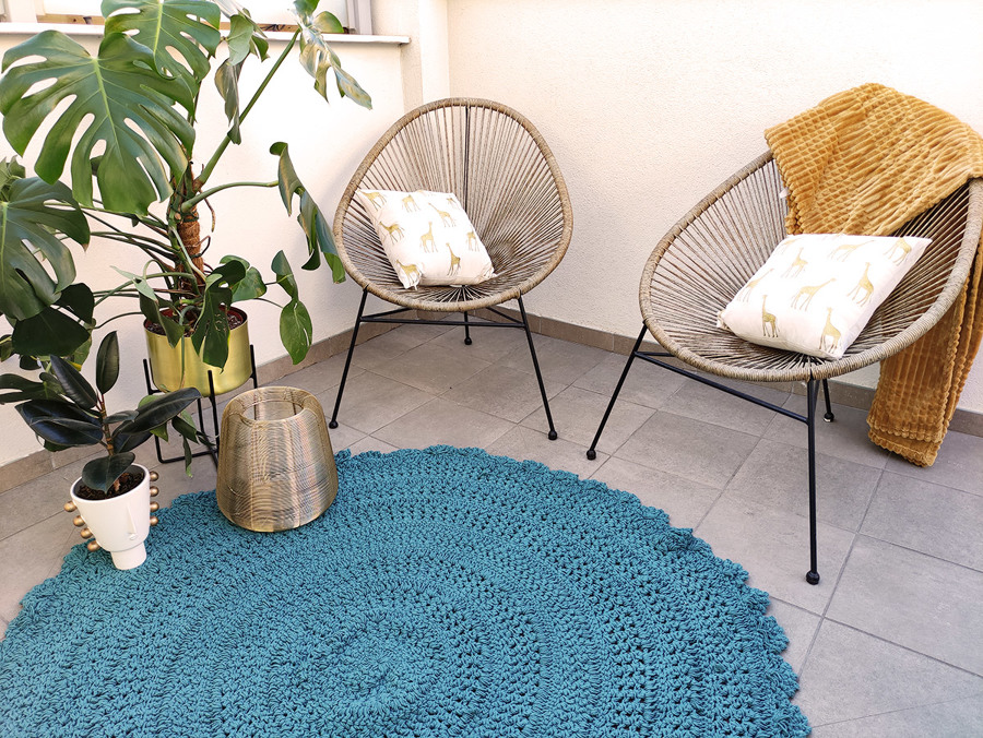 Terraza decorada con piezas en acabados naturales como maderas y fibras naturales.