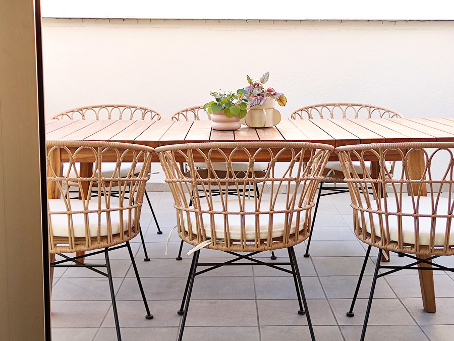 Terraza decorada con piezas en acabados naturales como maderas y fibras naturales.