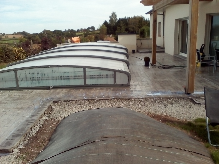 Terraza en madera impresa con remate cenefa piedra 4