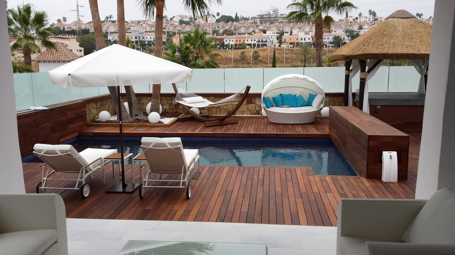 TERRAZA EXTERIOR Y PISCINA EN VILLA