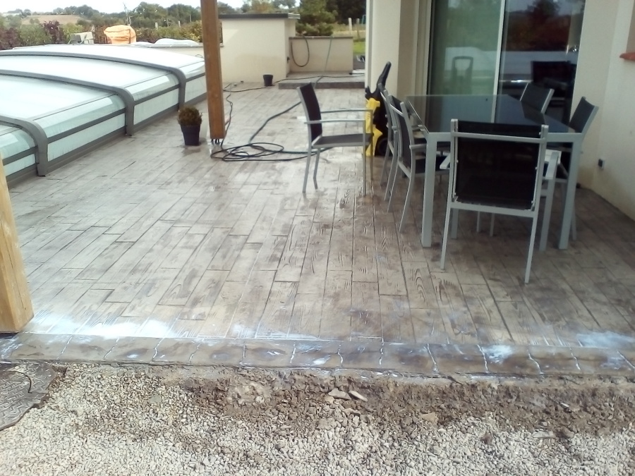 Terraza impresa en madera con cenefa piedra