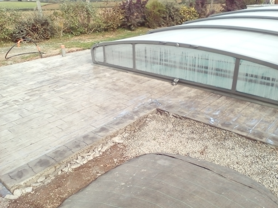 Terraza impresa madera con cenefa piedra 2